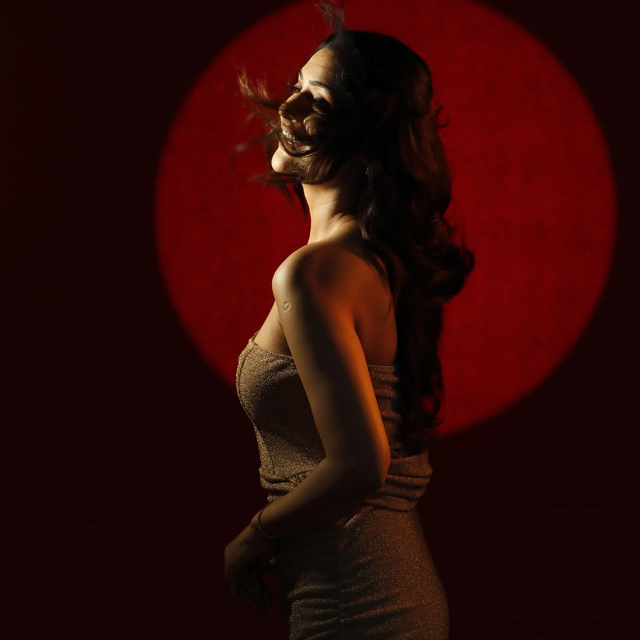 టాలీవుడ్ ఇండస్ట్రీలో ఆమె క్రేజీ హీరోయిన్. తొలి చిత్రంతోనే ఒక్కసారిగా సెన్సేషన్ అయ్యింది. ఆ తర్వాత పలు చిత్రాల్లో నటించినప్పటికీ ఆశించిన స్థాయిలో హిట్టు అందుకోలేకపోయింది. దీంతో ఆమెకు ఆశించిన స్థాయిలో అవకాశాలు మాత్రం రాలేదు. ఇంతకీ ఈ భామ ఎవరంటే.. 