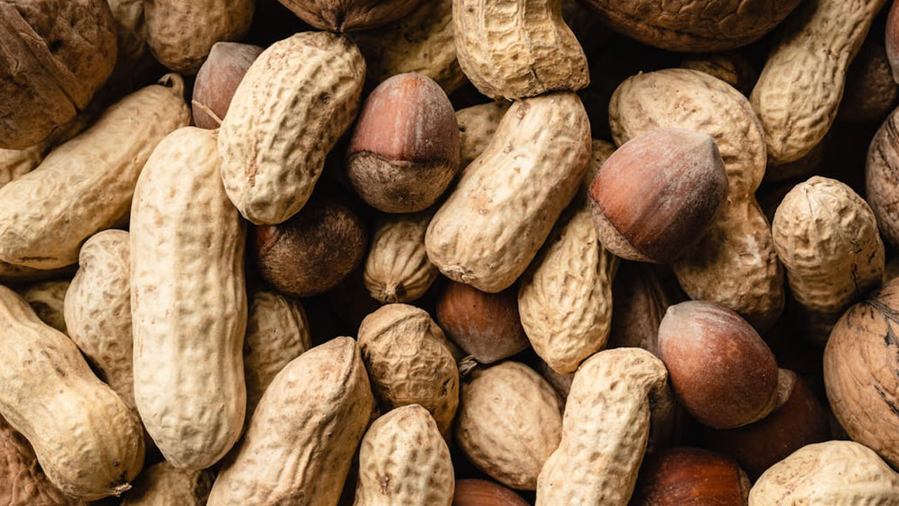 తయారీ విధానం: పల్లీల పొట్టును ఒక గిన్నెలోకి తీసుకుని గ్రైండ్ చేయాలి. ఆ తర్వాత దీనిలో ఒక టీ స్పూన్  కొబ్బరి నూనె, 
తేనె వేసి మిక్స్ చేయాలి. ఆ తర్వాత దీనిలో కొద్దిగా పాలు పోసి పేస్ట్‌ లా చేయాలి. 