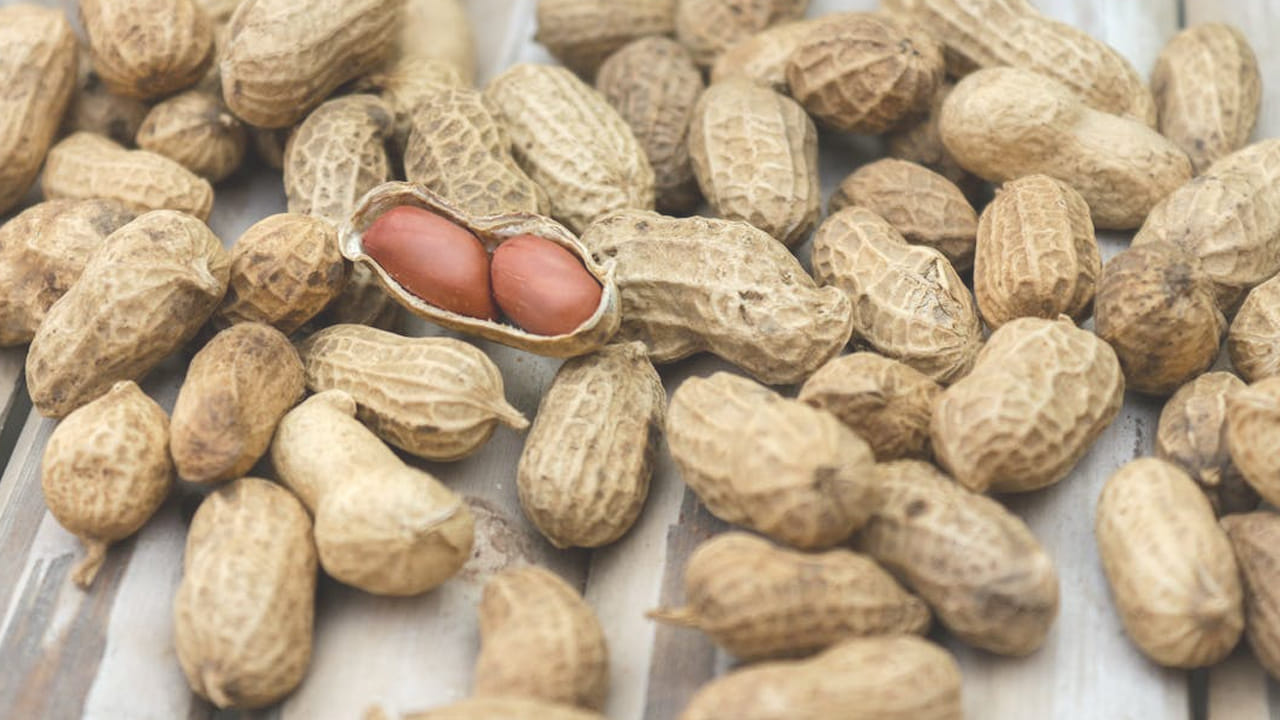 మీ పాదాలను ముందుగా నీటితో శుభ్రపరచి.. ఆ తర్వాత ఈ పేస్ట్‌ను పగుళ్లు ఉన్న ప్రదేశంలో రాసి 10 నిముషాల పాటు ఉంచి నీటితో శుభ్ర పరచుకోండి. ఇలా చేసిన తర్వాత రక్తప్రసరణ కూడా మెరుగుపడి పగుళ్లు తగ్గుతాయి. 