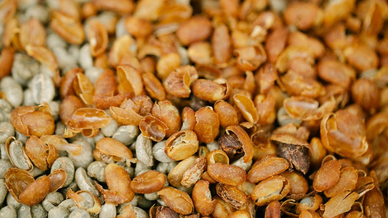 చలి కాలం రాగానే చాలా మంది అమ్మాయిలకు చర్మం పొడిబారడం, కాళ్ళ పగుళ్లు రావడం వంటివి జరుగుతుంటాయి. అయితే, వీటిలో    'కాళ్ల పగుళ్లు' సమస్య ఎంతో మందిని వేదనకు గురి చేస్తుంది. 
