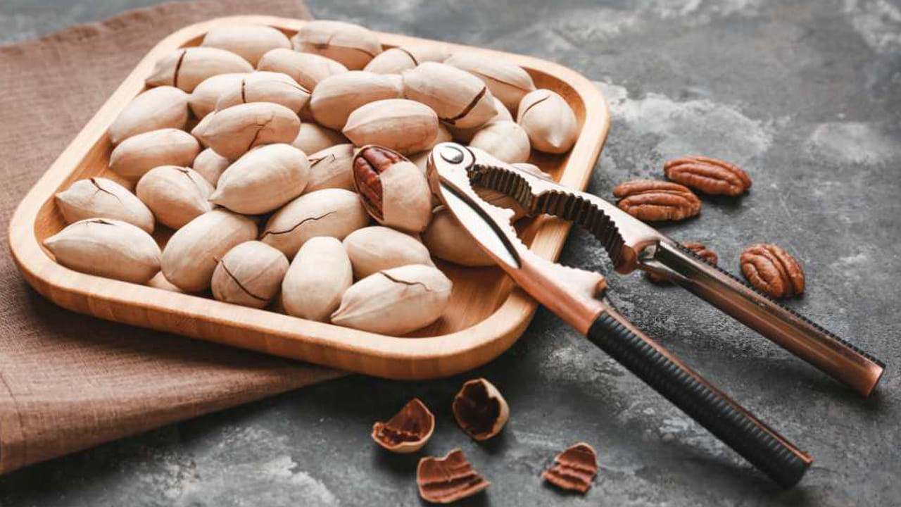 పీకాన్ లో విటమిన్ A, B6, E తో పాటు ఫోలేట్, నియాసిన్, రిబోఫ్లేవిన్, థియామిన్ వంటి ఎన్నో పోషకాలు లభిస్తాయి. అలాగే కాల్షియం, ఇనుము, మెగ్నీషియం, మాంగనీస్, జింక్ వంటి చాలా ముఖ్యమైన మినరల్స్ కూడా ఉంటాయి. ఇవి రెగ్యులర్ గా తీసుకుంటే మంచి ఆరోగ్యానికి సహాయపడతాయి.