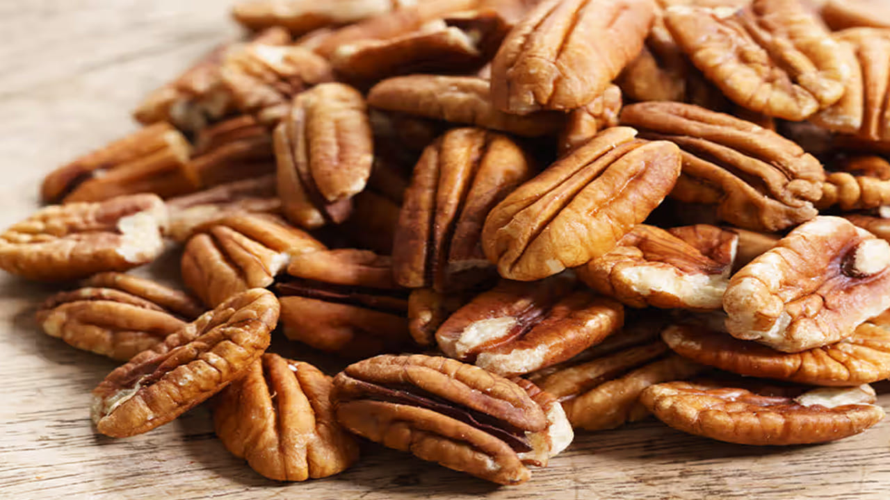 ఇందులోని ఉండే మోనోఅన్‌సాచ్యురేటెడ్ ఫ్యాట్స్ చెడు LDL కొలెస్ట్రాల్ తగ్గించడంలో సహాయపడతాయని ఆరోగ్య నిపుణులు చెప్తున్నారు. పైగా ఇందులో ఉండే మినరల్స్ రక్తపోటును అదుపులో ఉంచేందుకు కూడా సహాయపడతాయి. దీంతో దీర్ఘకాలంలో గుండెను ఆరోగ్యంగా ఉంచేందుకు హెల్ప్ చేస్తాయి.