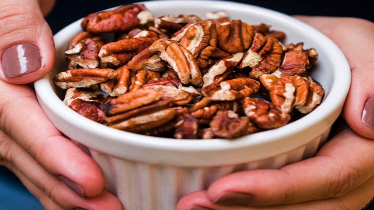 ఈ నట్స్ లో ఫైబర్ ఎక్కువగా ఉండటంతో ఇవి తింటే పొట్ట ఫుల్లుగా ఉన్న ఫీలింగ్ తో ఆకలి తగ్గుతుంది. దీంతో అనవసరంగా నోట్లో ఎదో ఒకటి పడేయం. పైగా ఇవి లో గ్లైసెమిక్ ఇండెక్స్ ఉన్న నట్స్. డయాబెటిస్ ఉన్నవారు కూడా తక్కువ స్థాయిలో తినొచ్చు.