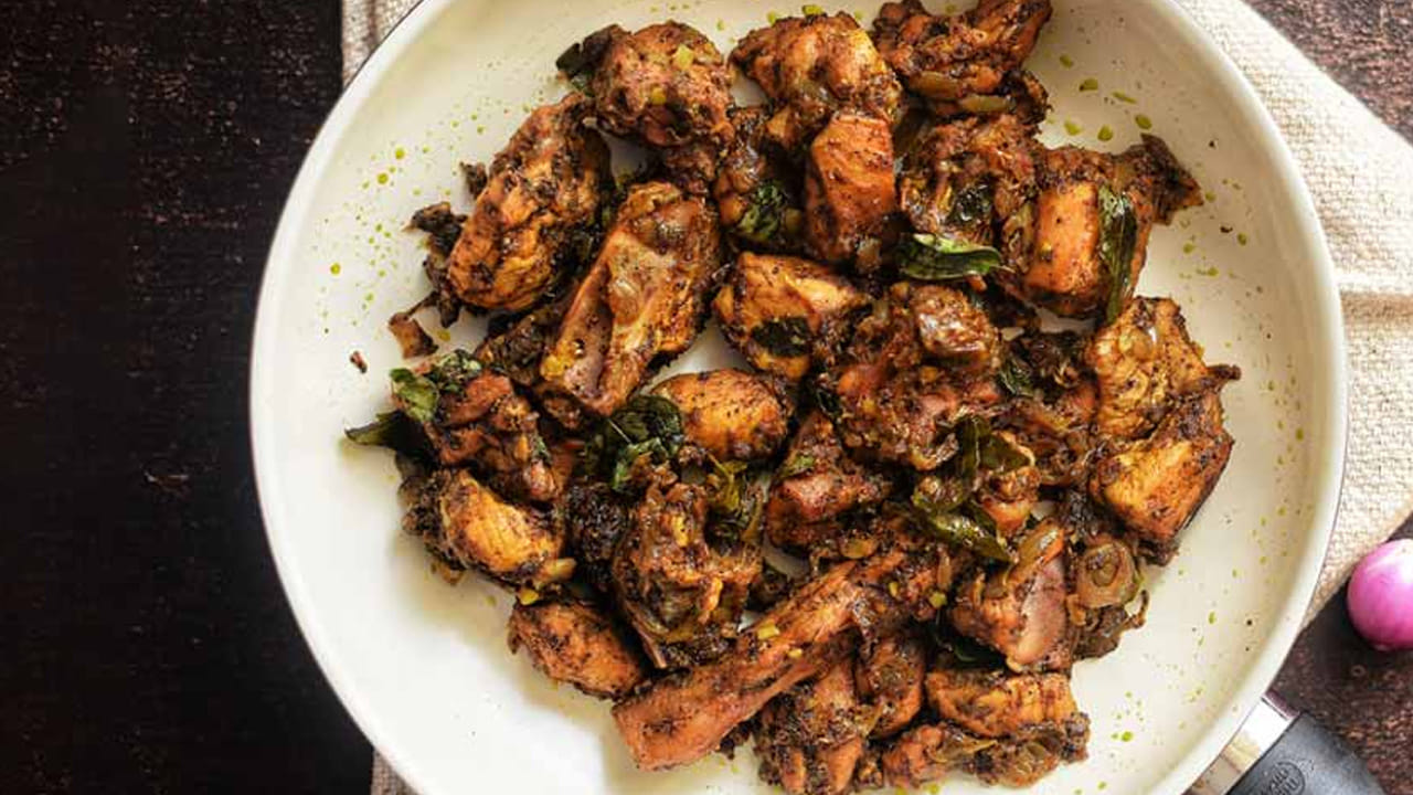 
పదార్థాలు..
కొత్తిమీర – 1 టేబుల్ స్పూన్, జీలకర్ర – 1 టీస్పూన్, సోంపు – 1 టీస్పూన్, మిరియాలు – 2 టేబుల్ స్పూన్లు, సిద్ధం చేసుకోవడానికి: నూనె – 1 టేబుల్ స్పూన్, సోంపు – చిటికెడు, కరివేపాకు – 1 పట్టు, ఎర్ర మిరపకాయ – 3, ఉల్లిపాయ – 2 (సన్నగా తరిగినవి), అల్లం వెల్లుల్లి పేస్ట్ – 1 టీస్పూన్, 
టమోటా – 2 (సన్నగా తరిగినవి), చికెన్ – 1/2 కిలో, ఉప్పు – రుచికి సరిపడా, నీరు – కొద్దిగా, రుబ్బిన మసాలా పొడి – 3 టీస్పూన్లు, కారం – 1 టీస్పూన్, పసుపు – 1/4 టీస్పూన్, కొత్తిమీర – కొద్దిగా. 
