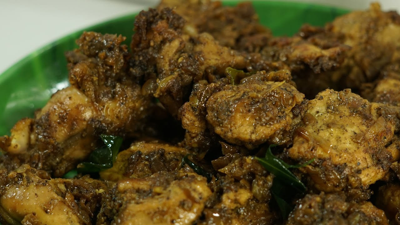 మరో పాన్‌లో నూనె వేడి చేసి, అందులో సోంపు, కరివేపాకు, ఎర్ర మిరపకాయలు, తగినంత మసాలాలు వేయాలి. సన్నగా తరిగిన ఉల్లిపాయ ముక్కలు వేసి 1 నిమిషం వేయించాలి. అల్లం వెల్లుల్లి పేస్ట్ వేసి కలపాలి. సన్నగా తరిగిన టమోటా ముక్కలు వేసి మెత్తగా అయ్యే వరకు వేయించాలి. ఆ తర్వాత కడిగిన చికెన్ ముక్కలు వేసి రుచికి సరిపడా ఉప్పు చల్లి, బాగా కలిపి, మూత పెట్టి 3–4 నిమిషాలు ఉడికించాలి.
