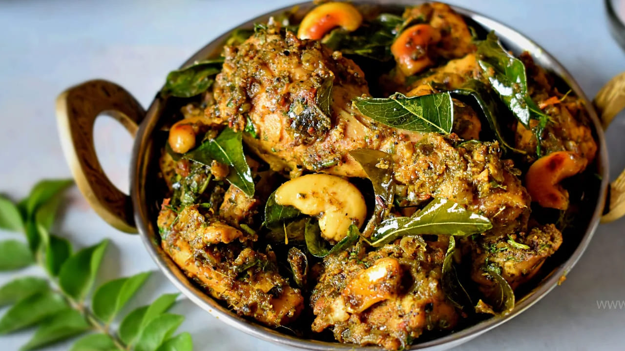 కొద్దిగా నీరు వేసి, రుబ్బిన మసాలా పొడి, కారం, పసుపు చేర్చి కలిపి, మూత పెట్టి నూనె ఇమిడిపోయే వరకు ఉడికించాలి. చివరగా కొత్తిమీర చల్లి, స్టవ్  మీద నుంచి కిందికి దించండి. దీంతో మీ రుచికరమైన పెప్పర్ చికెన్ ఫ్రై రెడీ! దీనిని ఒక్కసారి తింటే మీరు మళ్లీ మళ్లీ ఇదే కావాలంటారు. 
