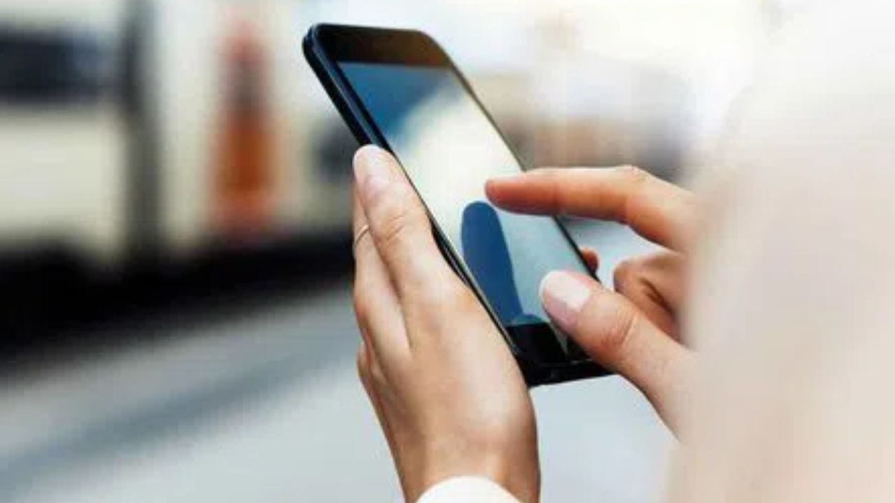 అదేవిధంగా, ఒక చేత్తో ఫోన్ పట్టుకుని, మరో చేత్తో చూపుడు వేలుతో స్క్రోల్ చేసే వారు. ఇలాంటి వ్యక్తులు త్వరగా నిర్ణయాలు తీసుకుంటారు. వారికి సాహసోపేతమైన పనులు చేయడం అంటే చాలా ఇష్టం. వారు చాలా ఊహాజనితంగా ఉంటారు. మీరు ఒంటరిగా ప్రయాణించేందుకు ఇష్టపడుతారు. అడ్వెంచర్ ప్రదేశాలను విజిట్ చేయడానికి వీరు ఎంతో ఉత్సాహం చూపుతారు(Note: పైన పేర్కొన్న అంశాలు కేవలం ఇంటర్నెట్, నివేదికల ఆధారంగా మాత్రమే అందించబడినవి..వీటిని TV9 దృవీకరించట్లేదు) 