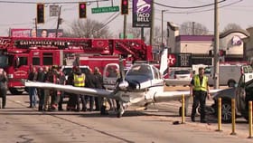 బిజీ రోడ్డు మధ్యలో ల్యాండైన విమానం.. !