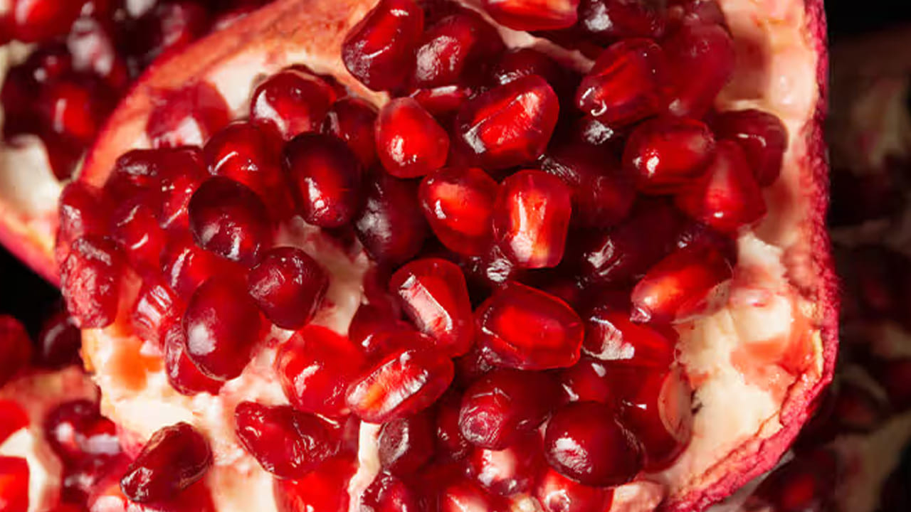 దానిమ్మ రసం:  కొందరు కిడ్నీలో స్టోన్స్ తగ్గించడం కోసం  హాస్పిటల్స్ చుట్టూ తిరుగుతుంటారు. అయితే, వాటికి డబ్బులు పెట్టె కన్న దానిమ్మ కాయలు కొనుక్కొని జ్యూస్ తాగడం చాలా బెటర్. ఇవి రాళ్ళను విచ్ఛిన్నం చేసి బయటకు పంపి వేస్తాయి.
