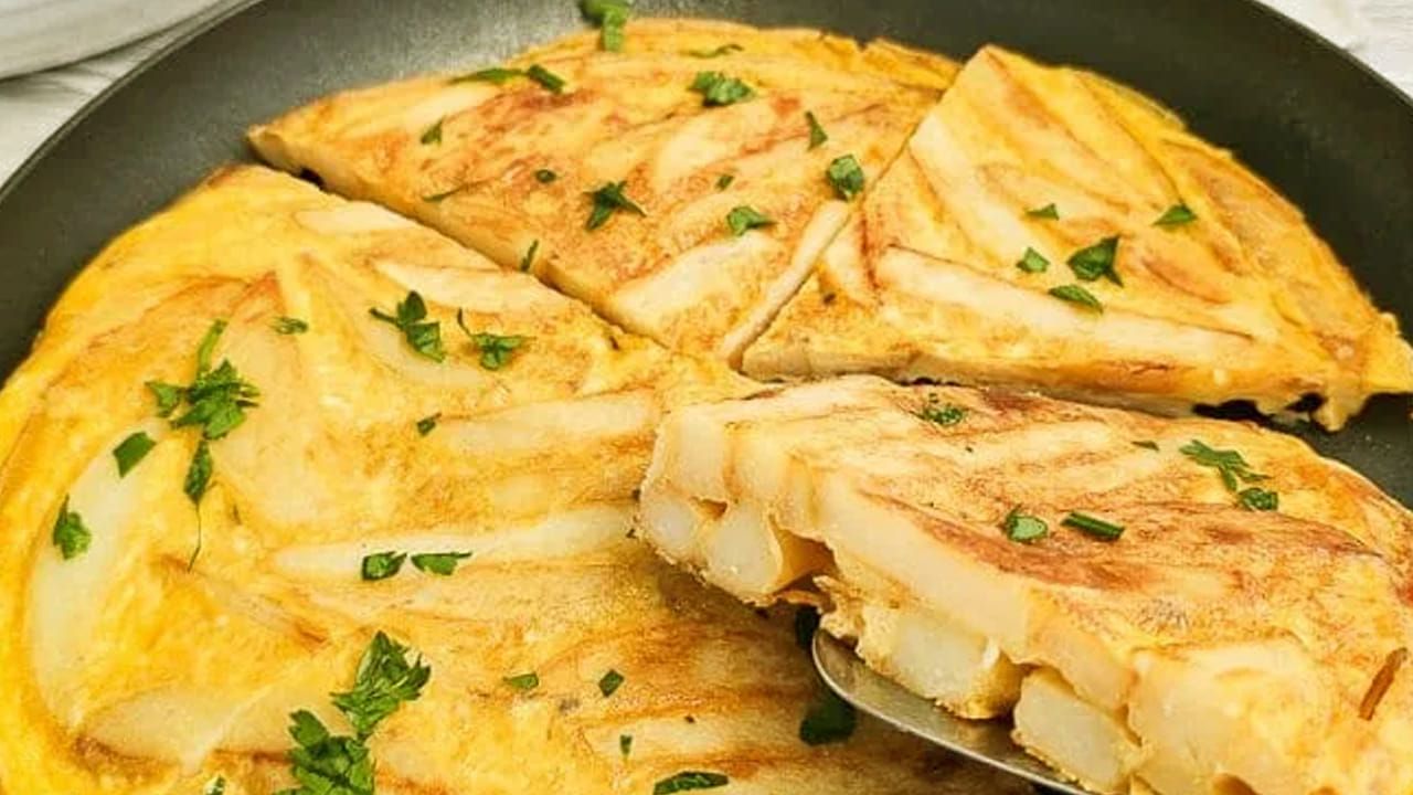 ముందుగా పాన్ లో ఆయిల్ వేసి దానిలో కట్ చేసిన బంగాళాదుంప ముక్కలు, ఉల్లిపాయ ముక్కలు, పచ్చిమిర్చి బాగా వేయించాలి.  ఆ తర్వాత దానిలో అర టీ స్పూన్ పసుపు, ఉప్పు, అర టీ స్పూన్ కారం కూడా మిక్స్ అయ్యేలా కలుపుకోండి.