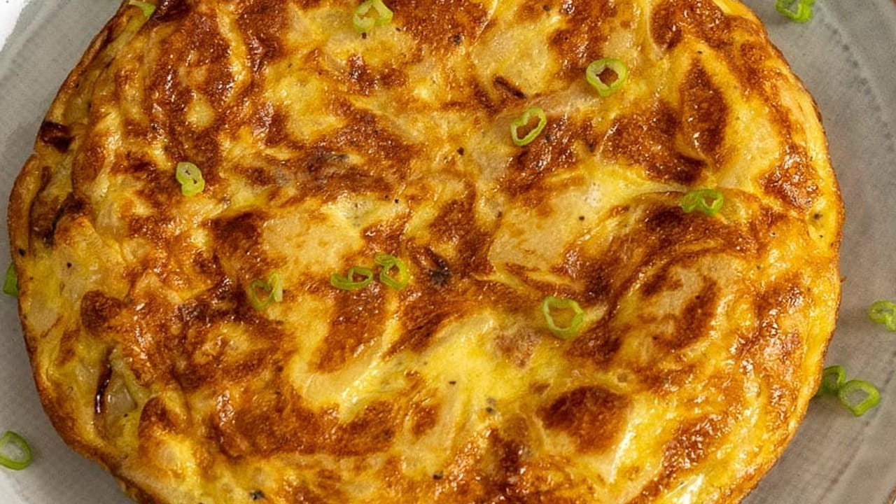 ఇప్పుడు ముందుగా పక్కన పెట్టుకున్న  బంగాళాదుంప మిశ్రమాన్ని, గుడ్డులో వేసి మిక్స్ అయ్యేలా కలుపుకోవాలి. పాన్లో ఆయిల్ వేసి ఈ మిశ్రమాన్ని ఆమ్లెట్ లా పోయాలి.
