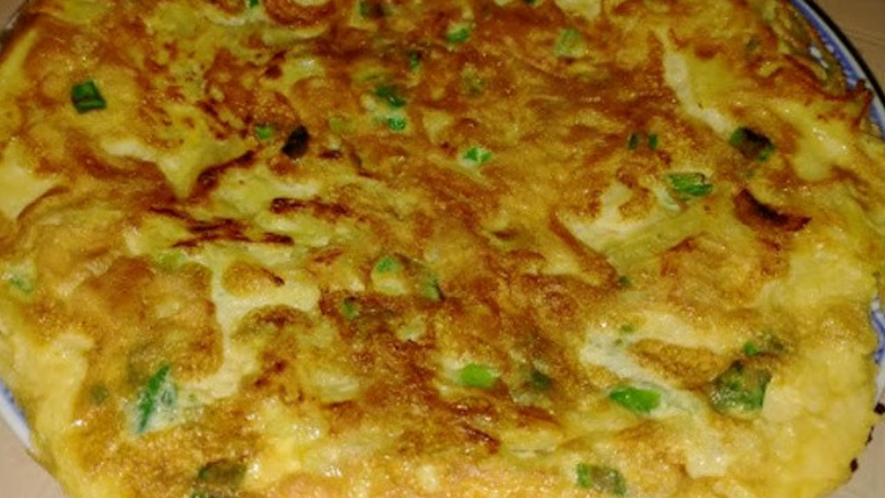 మీడియం మంట మీద పెట్టి  ఒక వైపు బంగారు కలర్ లోకి మారిన తర్వాత  రెండో వైపు కూడా తిప్పి ఆమ్లెట్ ను బాగా వేయించుకోవాలి. అంతే, వేడి వేడి బంగాళాదుంప ఆమ్లెట్ రెడీ.
