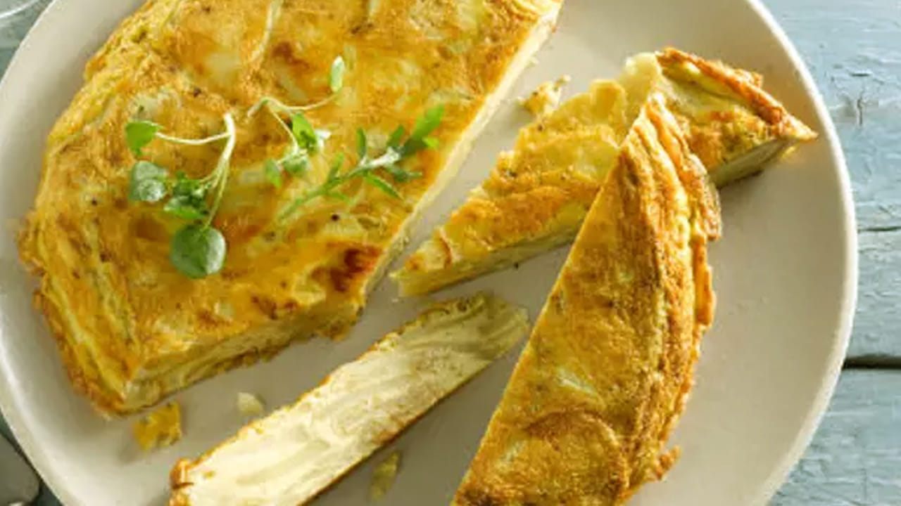 కావాల్సిన పదార్ధాలు : 4 బంగాళాదుంపలు, 4 గుడ్లు, ఉల్లిపాయ 1, 4 పచ్చిమిర్చి, కొత్తిమీర, కరివేపాకు , రుచికి తగినంత ఉప్పు , అర టీ స్పూన్ కారం, పావు టీ స్పూన్ పసుపు, 3 టేబుల్ స్పూన్స్ నూనెను తీసుకోవాలి.