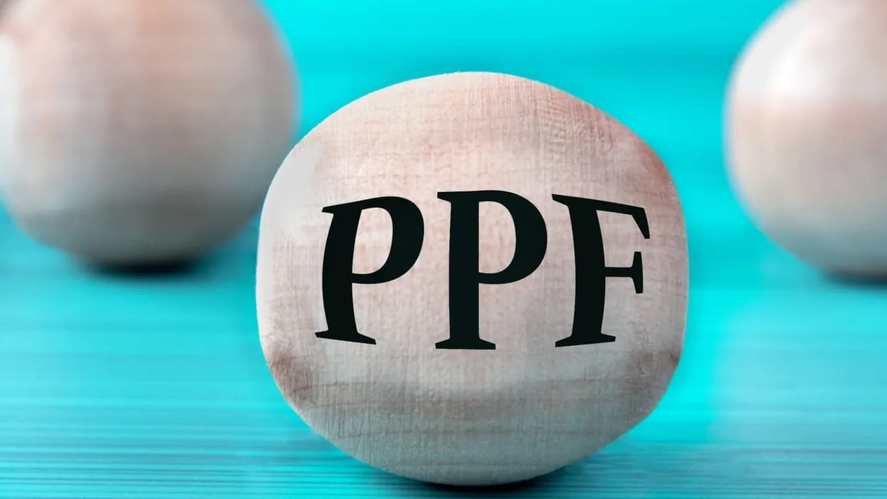 అయితే మీరు ఒక బ్యాంకులో పీపీఎఫ్ అకౌంట్ ఓపెన్ చేశారంటే వేరే బ్యాంకులో లేదా పోస్టాఫీలో ఓపెన్ చేయడం కుదరదు. ఒకవేళ మీరు ఓపెన్ చేసినా దానిని ఇర్రెగ్యులర్ అకౌంట్‌గా పరిగణిస్తారు. రెండు అకౌంట్లు కలిగి ఉంటే రెండోసారి తెరిచిన అకౌంట్‌ను పరిగణలోకి తీసుకోరు. దీంతో ఎలాంటి వడ్డీ మీకు లభించదు.