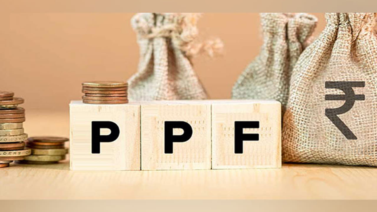 అయితే మీరు ఒకవేళ రెండు పీపీఎఫ్ అకౌంట్లు వేర్వేరు బ్యాంకుల్లో ఓపెన్ చేసి ఉంటే ఆ రెండింటిని మీరు మెర్జ్ చేసుకోవచ్చు. ఇందుకు సంబంధించి అధికారులను సంప్రదించి మీరు ప్రాసెస్ చేసుకోవాల్సి ఉంటుంది. ఇక ఒకటి కంటే ఎక్కువ పీపీఎఫ్ అకౌంట్లు కలిగి ఉంటే ఒక అకౌంట్‌ను క్లోజ్ చేసుకోవడం మంచిది.
