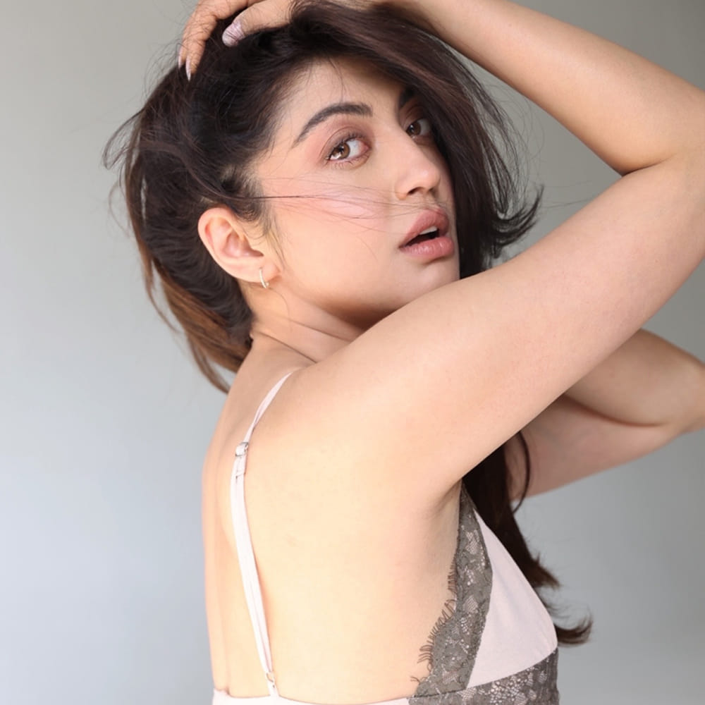 సినిమాలు లేకపోయినా సోషల్ మీడియాలో మాత్రం రచ్చ చేస్తుంది ఈ ముద్దుగుమ్మ ఓ రేంజ్ లో అందాలు ఆరబోస్తూ కుర్రకారును కవ్విస్తుంది. తాజాగా ఈ అమ్మడు షేర్ చేసిన ఫోటోలు నెటిజన్స్ మతిపోగొడుతున్నాయి. ఈ ఫోటోలకు నెటిజన్స్ క్రేజీ కామెంట్స్ చేస్తున్నారు. 