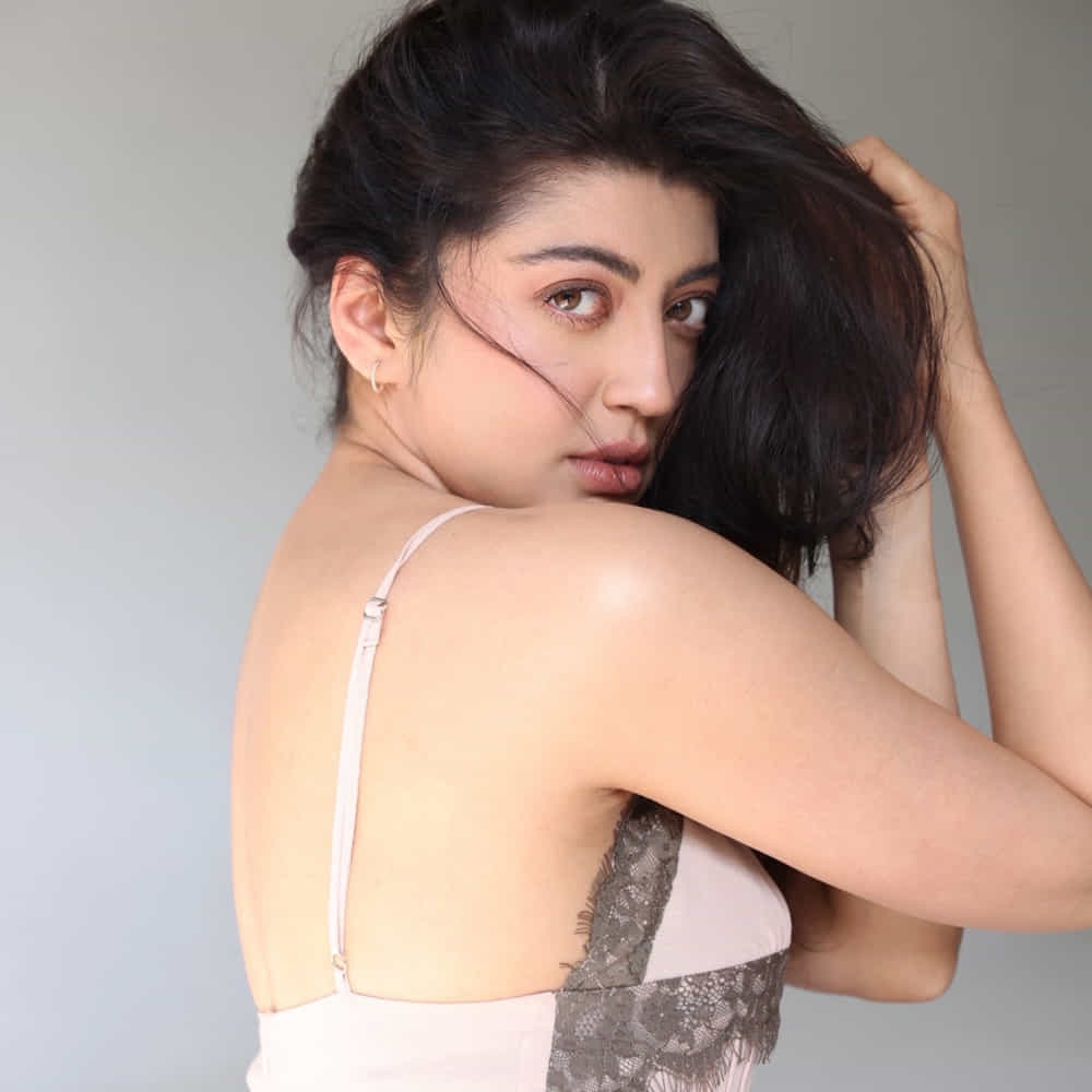 కొత్త కొత్త హీరోయిన్స్ రాణిస్తున్న నేపథ్యంలో చాలా మంది సీనియర్ హీరోయిన్స్ కనిపించకుండా పోయారు. స్టార్ హీరోల సినిమాల్లో నటించిన వారు కూడా ఇప్పుడు ఎక్కడా కనిపించడం లేదు. వారిలో ప్రణీత సుభాష్ ఒకరు. ఈ ముద్దుగుమ్మ తన అందంతో కట్టిపడేసింది.