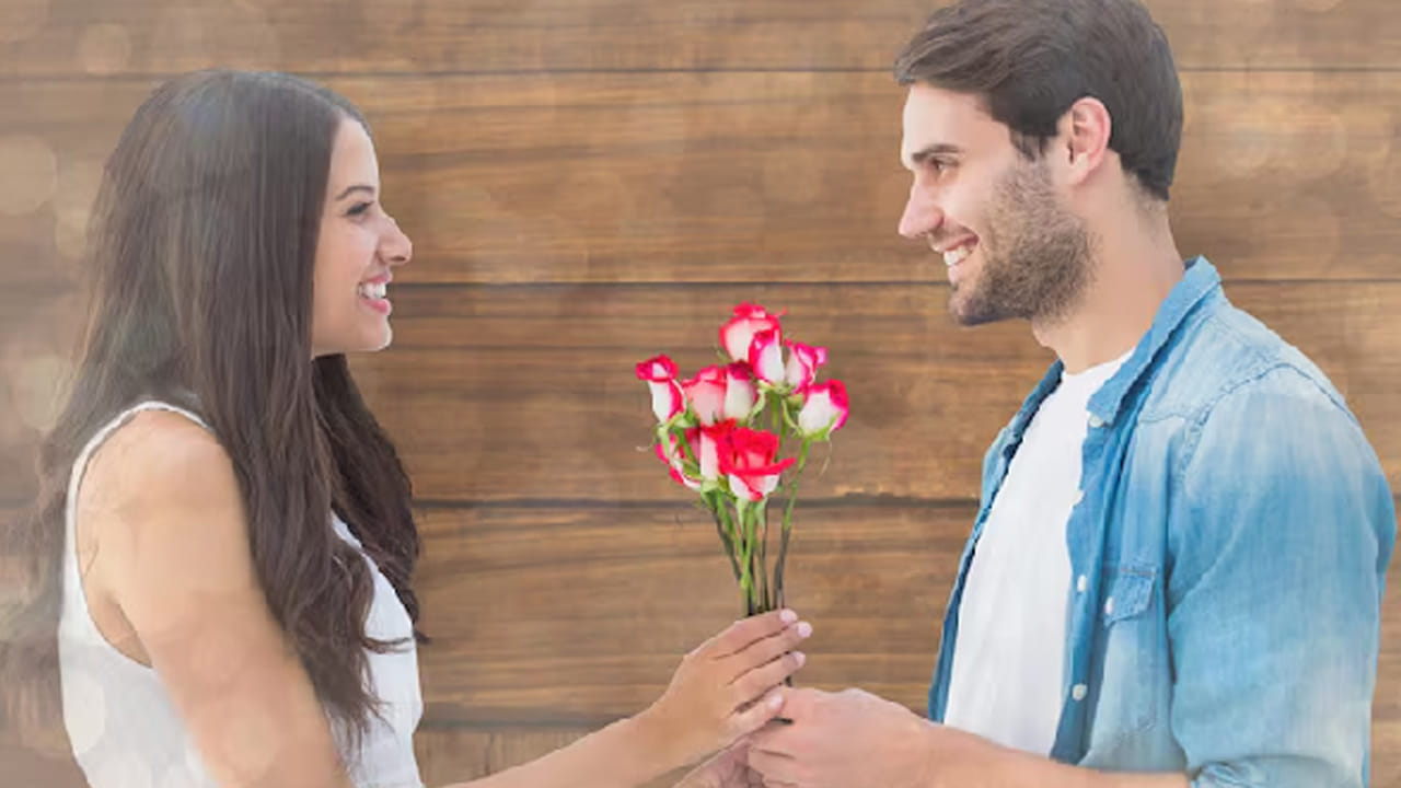 మొదటి రోజు రోజ్ డే.. ఈ రోజు అందమైన గులాబీని తన భాగస్వామికి ప్రేమను పంచుతారు. ఇంకొందరు తమ ప్రేమను గులాబీ పువ్వు ద్వారా వ్యక్తరుస్తారు. ఇక రెండో రోజు ప్రపోజ్ డే.. ( ఫిబ్రవరి8) నేడు ప్రపోజ్ డే. ఈ రోజు తనలోని ప్రేమను కవితల ద్వారా వ్యక్త పరుస్తుంటారు. కొందరు తనలోని భావాలను మాటల ద్వారా తన భాగస్వామికి తన పై ఉన్న ప్రేమ ఇది అంటూ తెలుపుతారు.