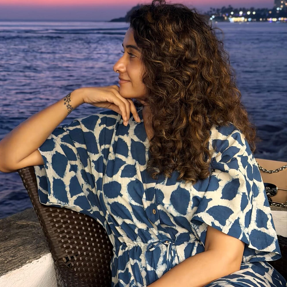 హీరోయిన్ ప్రియా భవానీ శంకర్. తమిళంలో ఒకప్పుడు ఆమె న్యూస్ రీడర్. అలాగే కళ్యాణం ముధల్ కాదల్ వరై సీరియల్ ద్వారా మంచి గుర్తింపు తెచ్చుకుంది. ఆ తర్వాత 2017లో మియాదమన్ అనే సినిమాతో కోలీవుడ్ ఇండస్ట్రీలో హీరోయిన్ ఎంట్రీ ఇచ్చింది. తొలి చిత్రంతోనే నటిగా మంచి గుర్తింపు తెచ్చుకుంది.