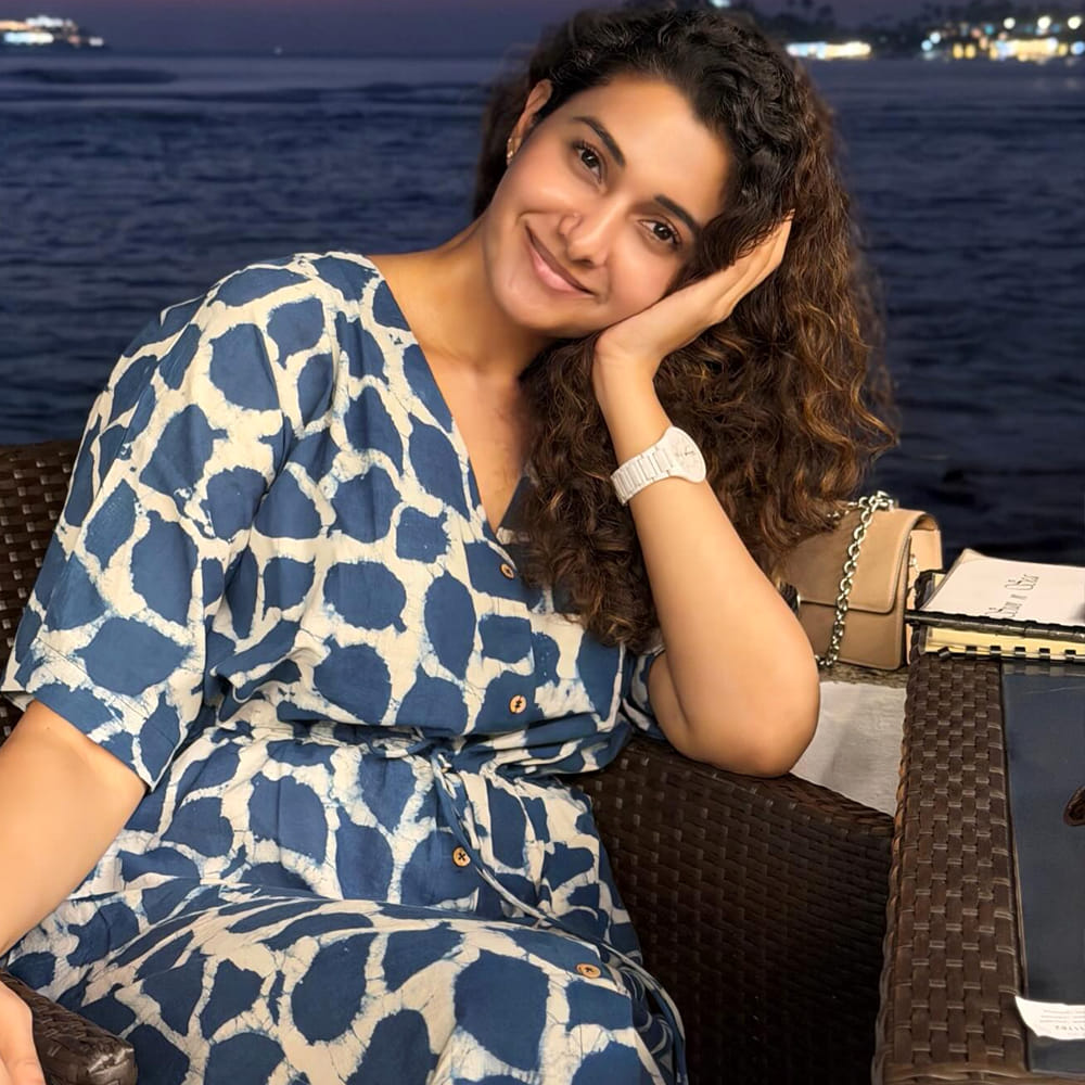 అందం, అద్భుతమైన నటనతో సినీరంగంలో తనదైన ముద్ర వేసిన ఈ ముద్దుగుమ్మ ఎవరో గుర్తుపట్టారా.. ? అతి తక్కువ సమయంలోనే స్టార్ హీరోలతో అవకాశాలు అందుకున్న ఈ అమ్మడు.. ఇప్పుడు సరైన బ్రేక్ కోసం వెయిట్ చేస్తుంది. ఇంతకీ ఆమె ఎవరో తెలుసా.. ? ఆమె మరెవరో కాదు..