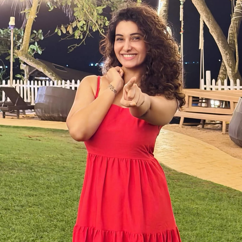 2017లో మేయా దమాన్ అనే సినిమాతో తమిళంలోకి అడుగుపెట్టిన ఆమె.. కళ్యాణం కమనీయం అనే మూవీతో తెలుగు తెరకు పరిచయమైంది. తెలుగులో పలు చిత్రాల్లో నటించింది. ఇప్పటికీ కన్నడ, తెలుగు, తమిళం, మలయాళం భాషలలో వరుస సినిమాలతో అలరిస్తుంది.