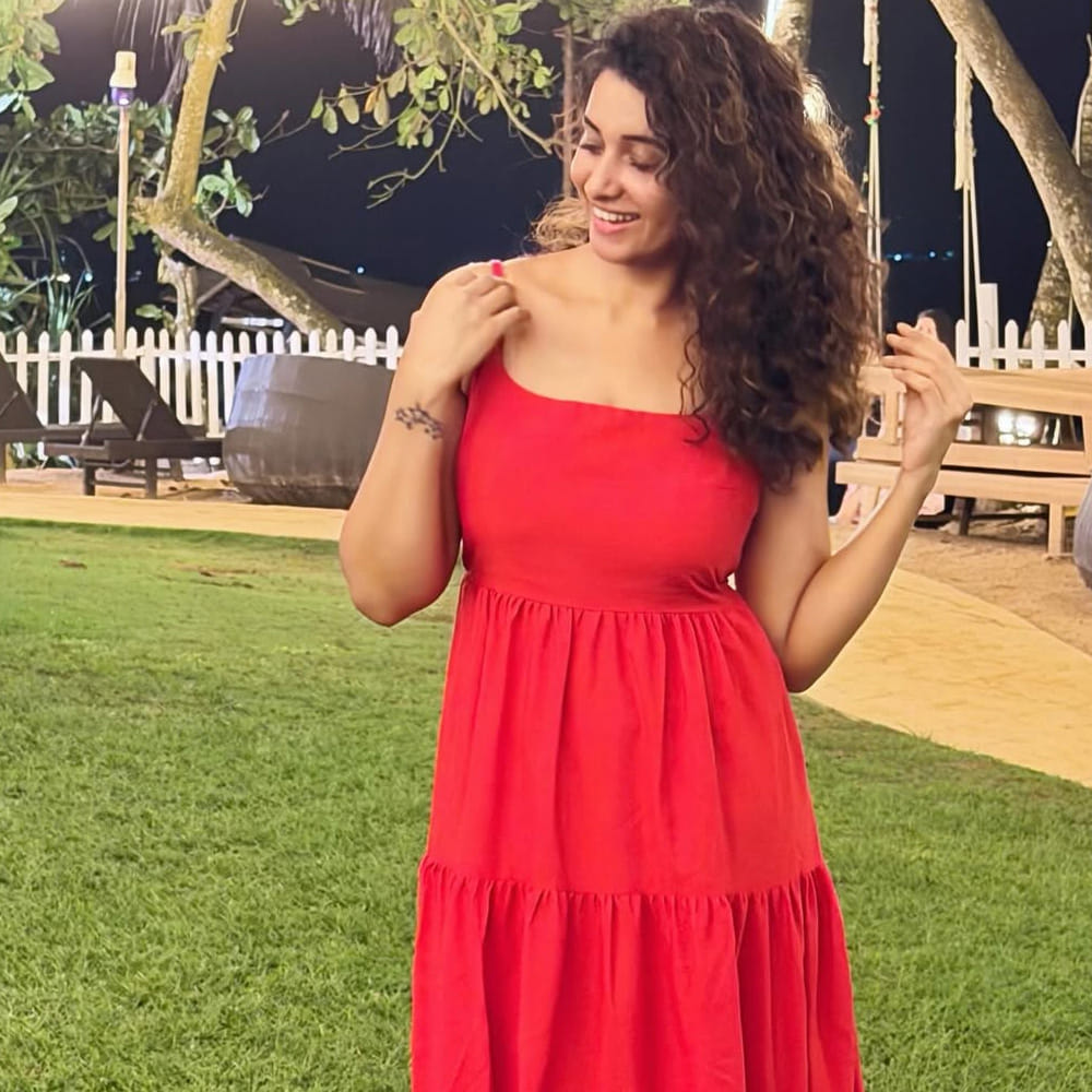 అలాంటి బంధంలో ఎక్కువకాలం ఉండాల్సిన అవసరం లేదని.. అలాంటి రిలేషన్ షిప్స్ కు బ్రేకప్ చెప్పేసి బయటకు రావాలని అన్నారు. ప్రస్తుతం ఆమె చేసిన కామెంట్స్ సోషల్ మీడియాలో వైరలవతున్నాయి. ప్రస్తుతం ఆమె తన స్నేహితుడు రాజ్ వేల్ అనే వ్యక్తితో ప్రేమలో ఉంది.