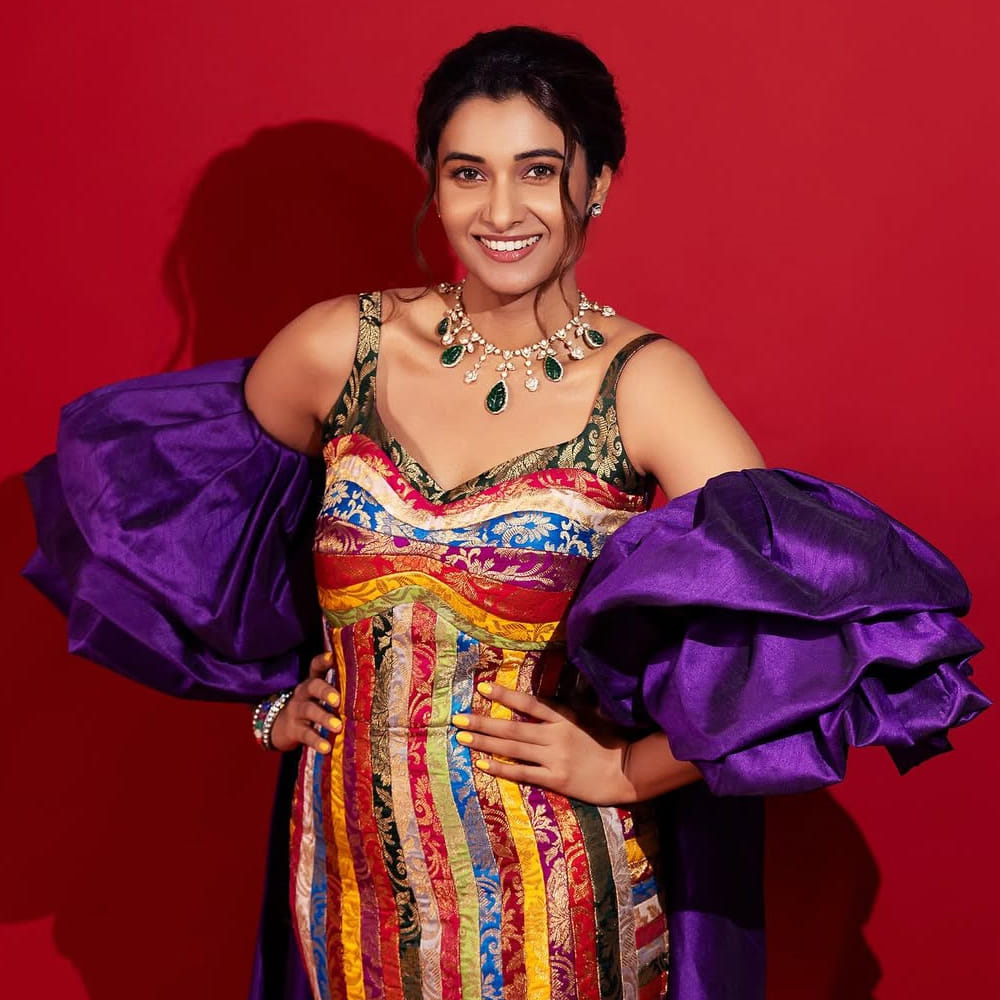 ప్రియా భవానీ శంకర్.. తెలుగులో భీమా, సత్యదేవ్ జోడిగా జీబ్రా సినిమాల్లో నటించింది. అలాగే ఇండియన్ 2, డిమోంటీ కాలనీ 2, బ్లాక్ వంటి చిత్రాల్లో నటించింది. గ్లామరస్ రోల్స్ కాకుండా కంటెంట్ ప్రాధాన్యత ఉన్న చిత్రాలను ఎంచుకుంటుంది ఈ అమ్మడు.