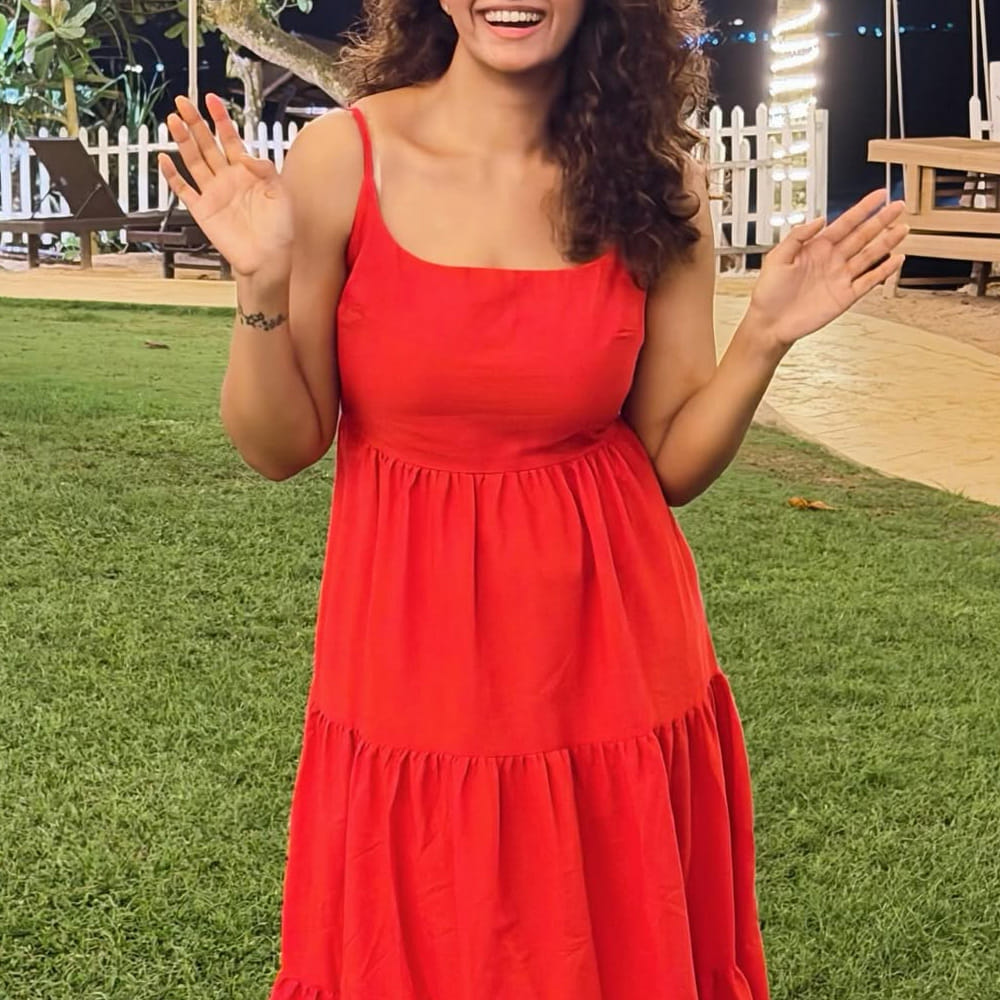 తెలుగు, తమిళ చిత్రపరిశ్రమలో పలు చిత్రాల్లో నటించి మెప్పించింది హీరోయన్ ప్రియా భవాని శంకర్. అందం, అబినయంతో ప్రేక్షకులను ఆకట్టుకుంటుంది. మొదట న్యూస్ రీడర్ గా కెరీర్ స్టార్ట్ చేసింది. ఆ తర్వాత 2014లో సీరియల్స్ ద్వారా టెలివిజన్ రంగంలోకి అడుగుపెట్టింది ఈ అమ్మడు.