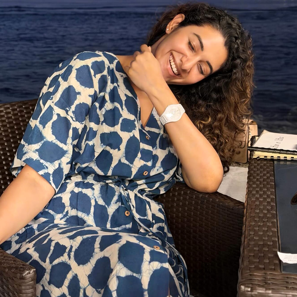 అక్కినేని నాగచైతన్య నటించిన దూత వెబ్ సిరీస్ ద్వారా ఓటీటీలోకి ఎంట్రీ ఇచ్చింది. ప్రియా భవానీ శంకర్ ప్రస్తుతం సరైన బ్రైక్ కోసం వెయిట్ చేస్తుంది. అలాగే ఇటు సోషల్ మీడియాలో చాలా యాక్టివ్ గా ఉంటున్న ఈ ముద్దుగుమ్మ నిత్యం ఏదోక పోస్ట్ చేస్తూ నెటిజన్లను ఆకట్టుకుంటుంది.