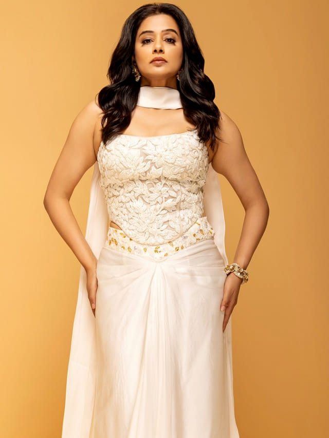 ఏంటి సుధా ఈవిడ.! అందంలో కుర్ర హీరోయిన్స్ ను బీట్ చేస్తుందిగా..!!