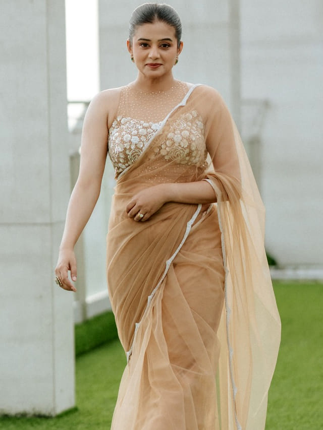 అందంలో అప్సరస.. కుర్రహీరోయిన్స్‌కు పోటీ ఇస్తున్న ప్రియమణి