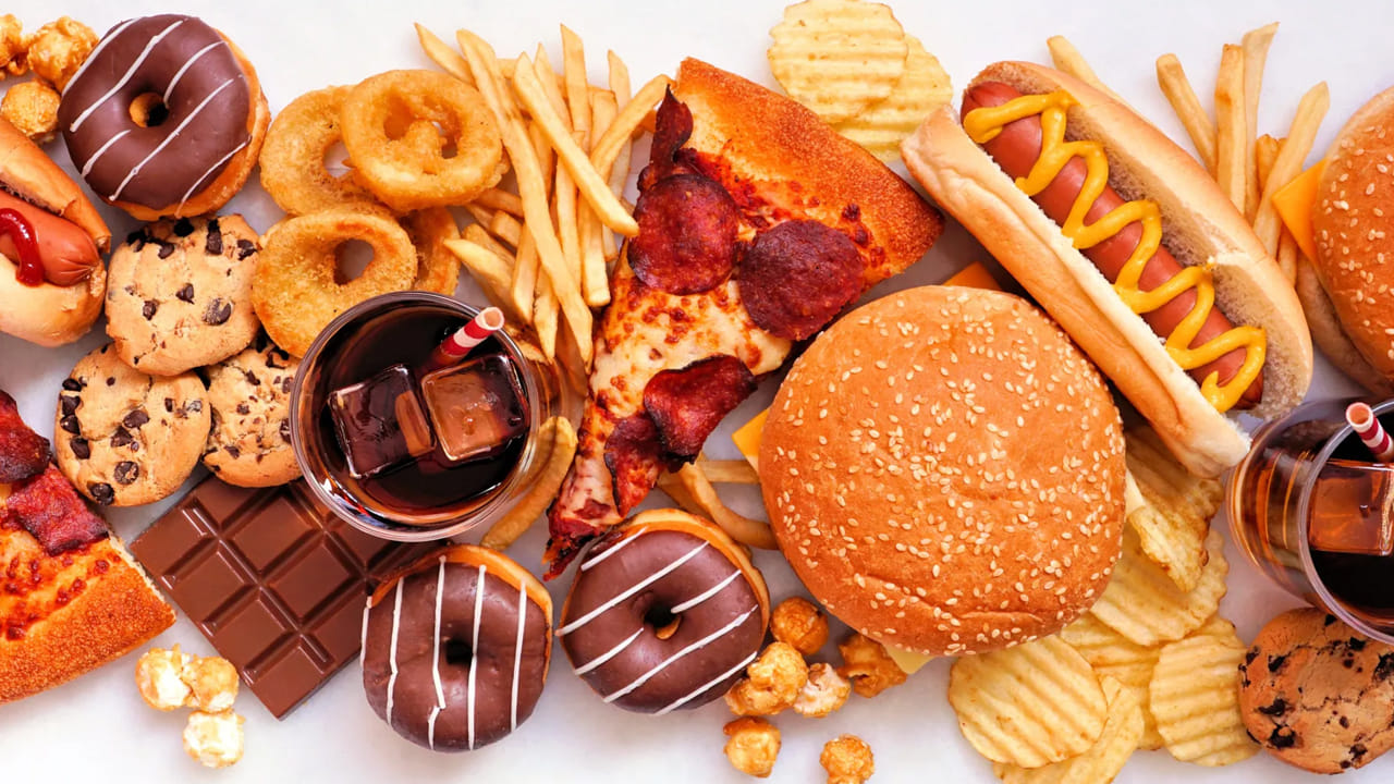 ప్రాసెస్ చేసిన ఫుడ్స్:  ప్రాసెస్ చేసిన ఆహారాలను ఎక్కువగా తీసుకోకండి. ఎందుకంటే, వీటి వలన లివ‌ర్ దెబ్బతినే అవకాశం ఉంది. దీనిని నివారించ‌డానికి మ‌న ఆహారంలో కొన్ని మార్పులు చేసుకుంటే సరిపోతుంది. కూల్ డ్రింక్స్, సాల్ట్ బిస్కెట్లు, ప్రాసెస్ చేసిన ఫుడ్స్, ఫాస్ట్ ఫుడ్ వంటివి ఎక్కువగా తీసుకోవద్దు. 