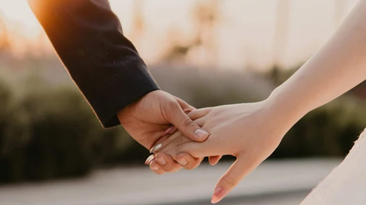 ఫిబ్రవరి 11 ప్రామిస్ డే కేవలం పదాలు మాత్రమే కాదు, సంబంధాలను బలోపేతం చేస్తూ, రెండు హృదయాలను ఒకటి చేసి, హృదయపూర్వక నిబద్ధత. ప్రామిస్ డే అంటే తమ ప్రేమను నిలబెట్టుకోవడం, ప్రేమికుల మాత్రమే కాకుండా, స్నేహితులు, భాగస్వాముల మధ్య ప్రేమ, నమ్మకాన్ని పెంపొందించడం.