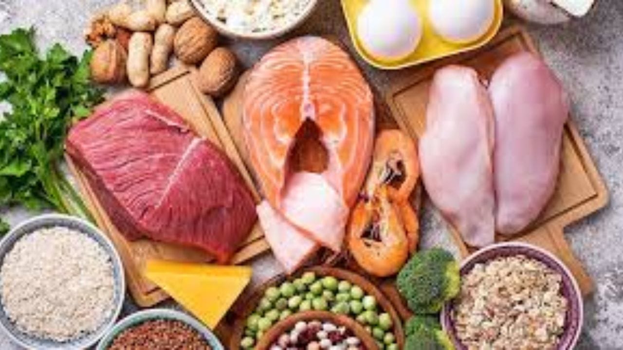 ప్రోటీన్ ఆహారం: అధిక ప్రోటిన్ కలిగిన మాంసం, చేపలు వంటి వాటిని తీసుకునేప్పుడు వాటిపై కాస్త నిమ్మకార రసం పిండుకొని తినడం వల్ల ఐరల్ గ్రహణ శక్తి పెరుగుతుంది. అలాగే జీర్ణక్రియను కూడా మెరుగుపరుస్తుంది. ఇలా చేయడం ద్వారా మీరు సాయంత్రం స్నాక్స్ తినాలను కోరిక తగ్గుతుంది. ఇది మిమ్మల్ని ఎక్కువ తినకుండా అడ్డుకుంటుంది.