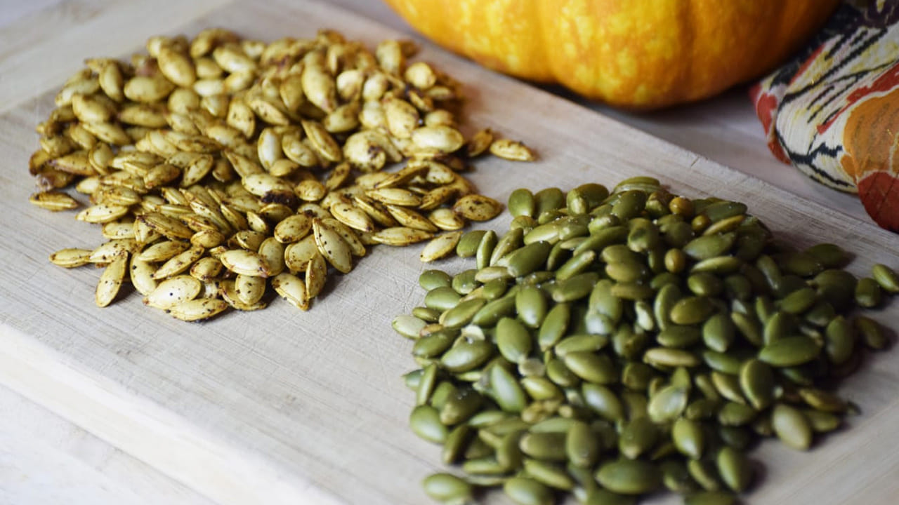 గుమ్మడికాయ గింజల్లో ఫైబర్ పుష్కలంగా ఉంటుంది. ఇది జీర్ణవ్యవస్థ సజావుగా పనిచేయడానికి సహాయపడుతుంది. క్రమం తప్పకుండా తీసుకోవడం వల్ల మలబద్ధకం నుండి ఉపశమనం లభిస్తుంది. కడుపు శుభ్రంగా ఉంటుంది. ఈ విత్తనాలలో ఒమేగా-3, ఒమేగా-6 కొవ్వు ఆమ్లాలు, మెగ్నీషియం, జింక్ వంటి పోషకాలు ఉంటాయి. ఇవి గుండె ఆరోగ్యానికి దోహదం చేస్తాయి. ఇవి రక్తపోటును నియంత్రించడంలో, కొలెస్ట్రాల్ స్థాయిలను తగ్గించడంలో కూడా సహాయపడతాయి.