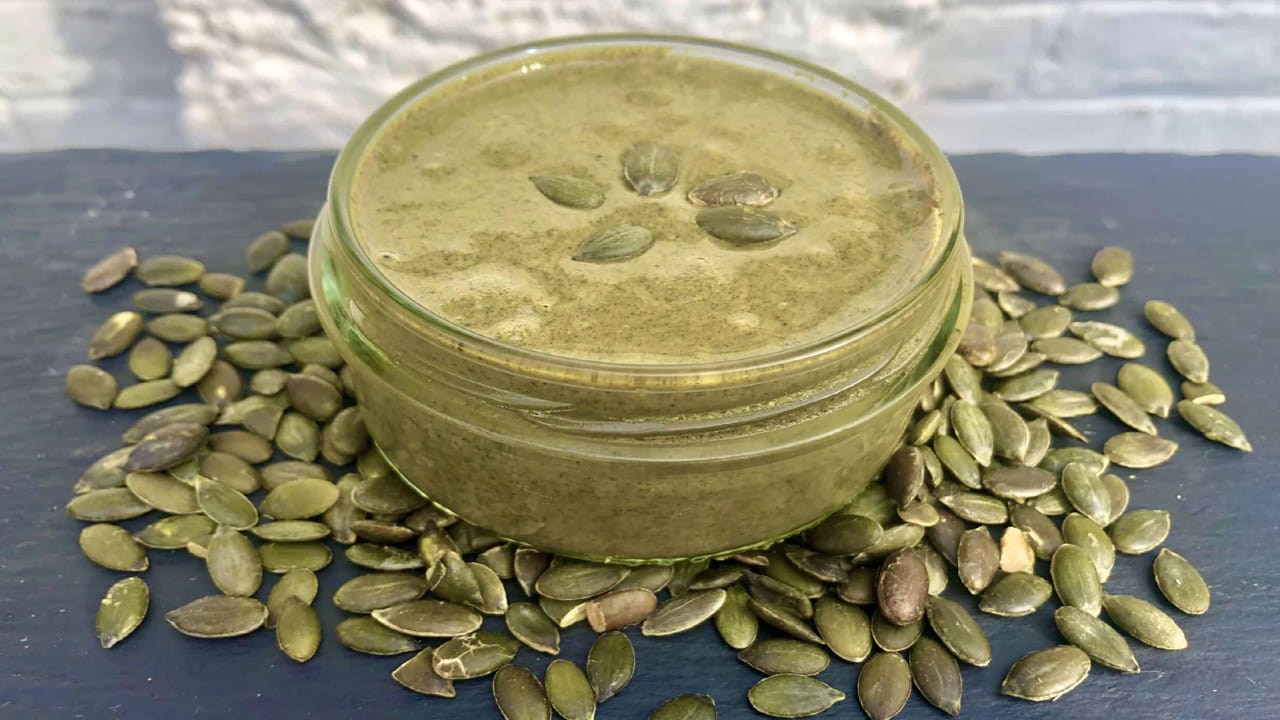 మీరు బరువు తగ్గడానికి ప్రయత్నిస్తుంటే, గుమ్మడికాయ గింజలు ఒక గొప్ప చిరుతిండి కావచ్చు. వాటిలో ప్రోటీన్, ఫైబర్ పుష్కలంగా ఉంటాయి. ఇవి ఆకలిని నియంత్రించడంలో, అతిగా తినకుండా నిరోధించడంలో సహాయపడతాయి. అయితే, గుమ్మడికాయ గింజలను మితంగా తీసుకోండి. ఎందుకంటే వాటిని ఎక్కువ పరిమాణంలో తీసుకోవడం వల్ల జీర్ణ సమస్యలు వస్తాయి. మీకు ఏవైనా అలెర్జీలు ఉంటే, వైద్యుడిని సంప్రదించండి.