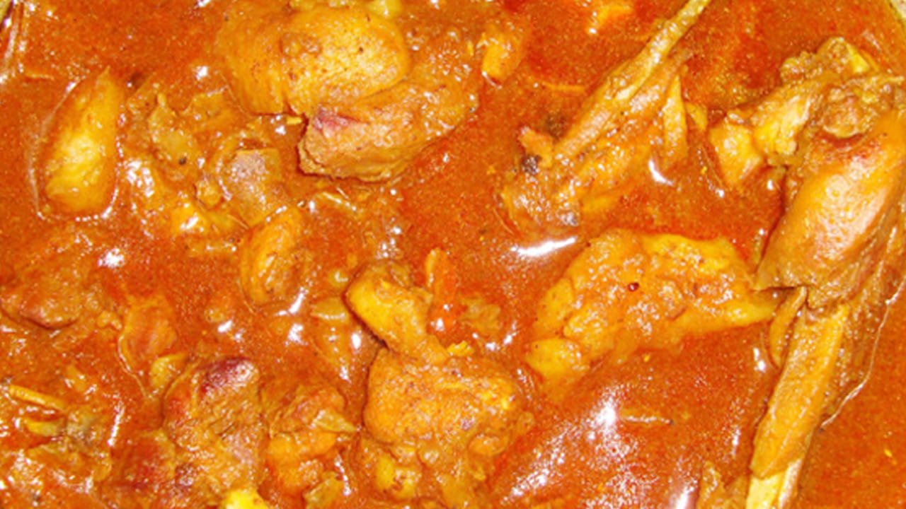 ముందుగా పుంజు మాంసాన్ని తీసుకుని నీటిలో శుభ్రంగా కడిగి ఒక గిన్నెలోకి తీసుకుని దానికి కొద్దిగా ఉప్పు, అర టీ స్పూన్ పసుపు, ఒక టేబుల్ స్పూన్ అల్లం-వెల్లుల్లి పేస్ట్, ఒక టేబుల్ స్పూన్ కారం, పెరుగు ఇలా అన్ని ముక్కలకు పట్టించి 20 నిముషాల పాటు పక్కన పెట్టుకోవాలి.