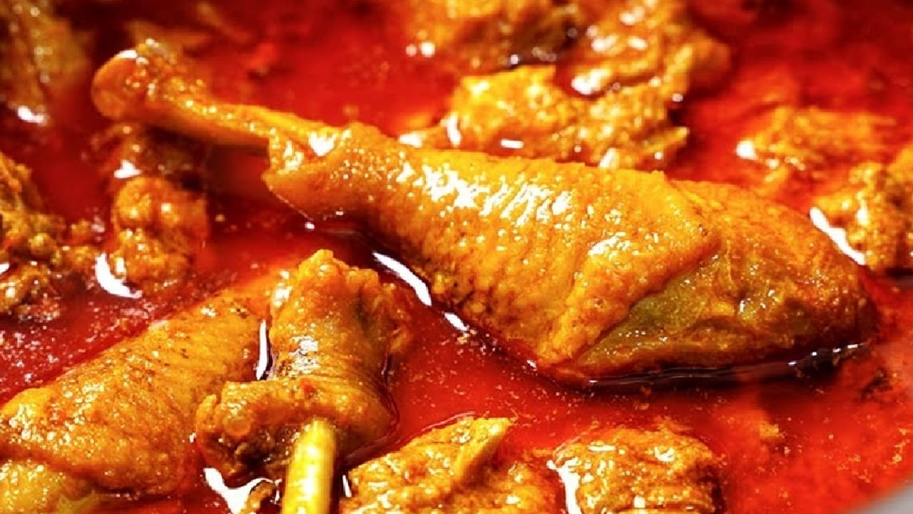 ఇక ఇప్పుడు కుక్కర్ తీసుకుని దానిలో ఆయిల్ వేసి అది వేడయ్యాక నాలుగు లవంగాలు, , గస గసాలు , 3 యాలకులు, కట్ చేసిన ఉల్లిపాయ ముక్కలు, పచ్చిమిర్చి ముక్కలు, కరివేపాకు వేసి రంగు మారే వరకు బాగా వేయించాలి.