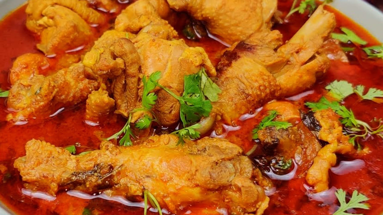 ఇప్పుడు ముందుగా పక్కన పెట్టుకున్న మాంసాన్ని దానిలో వేసి, ఒక కప్పు చింత పండు రసం, ఒక గ్లాస్ నీళ్లు పోసి మూత పెట్టి 4 విజిల్స్ వచ్చే వరకు స్టవ్ మీదే ఉంచండి.