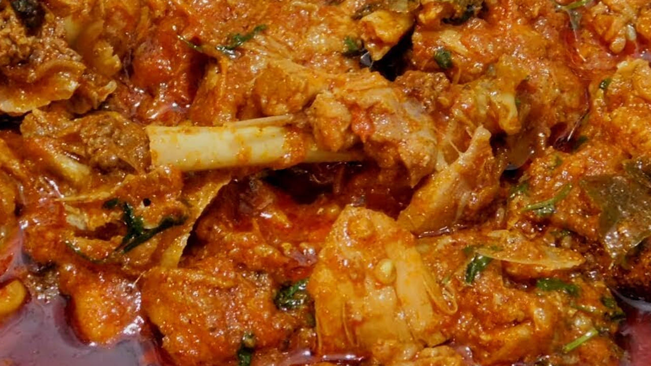 ముక్కలు ఉడికిన తర్వాత మసాలా పొడిని 5 నిముషాల పాటు ఉంచి చివర్లో దించే ముందు కొత్తిమీర ఆకులు వేసి ఒకసారి మిక్స్ అయ్యేలా దానిని కలుపుకుని కిందకు దించేయండి. అంతే వేడి వేడి పుంజు మాంసం కూర రెడీ.