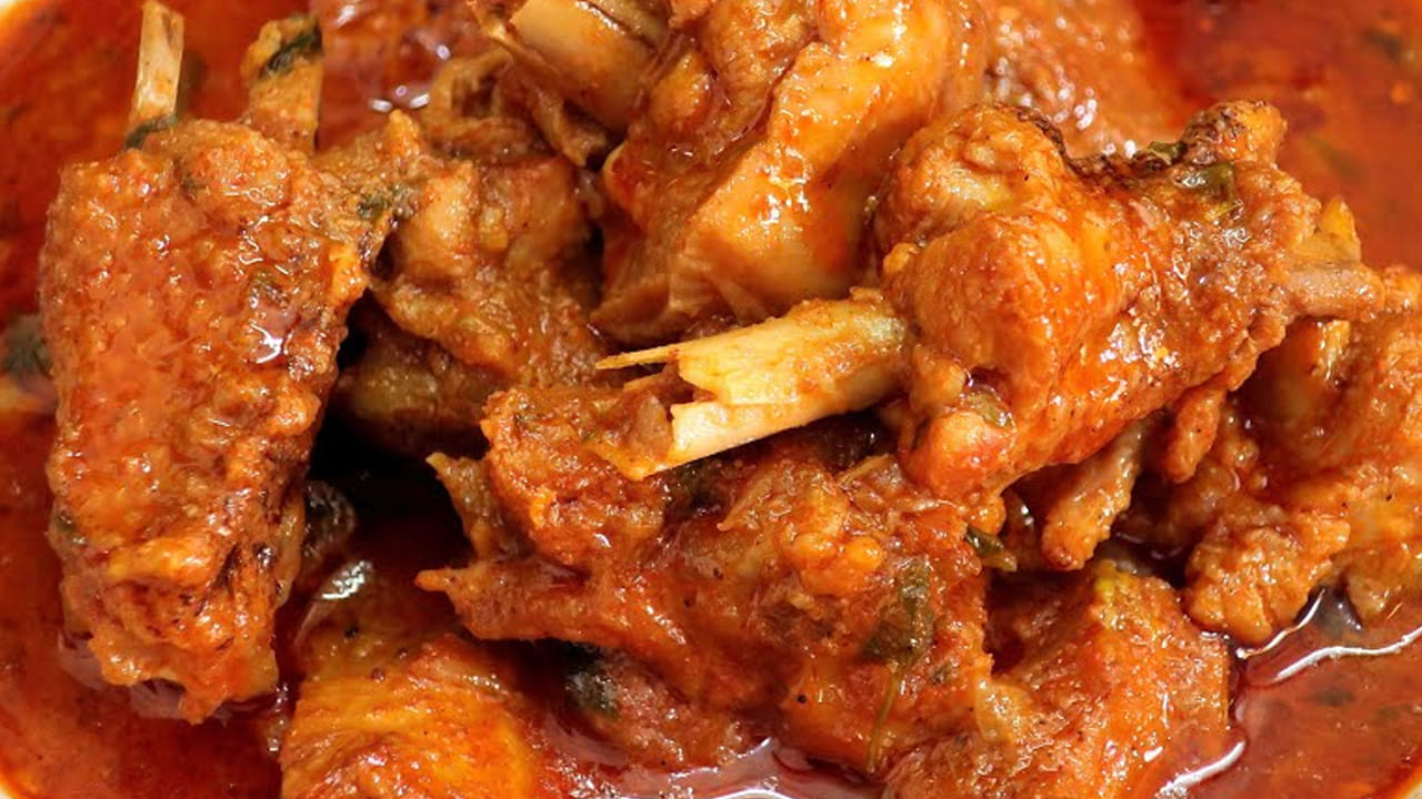 అర కిలో పుంజు మాంసం, 3 టమాటాలు, అల్లం వెల్లుల్లి పేస్ట్, ఉప్పు, పసుపు, కారం, నూనె, పచ్చిమిర్చి, ఉల్లిపాయలు, చింతపండు పులుసు, ఒక టి స్పూన్ మసాలా పొడి, గస గసాలు, కొత్తిమీరను తీసుకోవాలి.