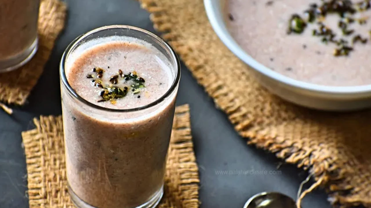 నీరు మరిగే సమయంలో అందులో నానబెట్టుకున్న రాగి పిండి వేయాలి. తర్వాత దానిని మంచిగా కలుపుతూ, అందులో పెరుగు వేయండి. కలిపే క్రమంలో కొన్ని నీళ్లు పోస్తూ మంచిగా ఉండలు లేకుండా కలుపుకోవాలి. 5 నిమిషాలు గ్యాస్ పై దీనిని ఉడకనిచ్చి , తర్వాత స్టవ్ ఆఫ్ చేసి పక్కన పెట్టుకోండి.