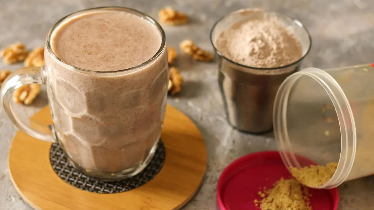 దీని తర్వాత మనం ప్రిపేర్ చేసుకున్న రాగి మిశ్రమంలో తరిగిన ఉల్లిపాయ ముక్కలు, పచ్చి మిర్చి ముక్కలు వేసి, కొత్తిమీర వేసి, మంచిగా కలుపుకోవాలి. తర్వాత ఈ మిశ్రమాన్ని ఒక మట్టి కుండలో 30 నిమిషాలు ఉంచి, తర్వాత తీసుకుంటే టేస్ట్ అదిరిపోతుంది. అంతే కాకుండా దీనిని మట్టికుండలో వేయకుండా కూడా తీసుకోవచ్చును. కానీ చల్లదనం కోరుకునే వారు మట్టికుండలో వేసి తీసుకుంటుంటారు.