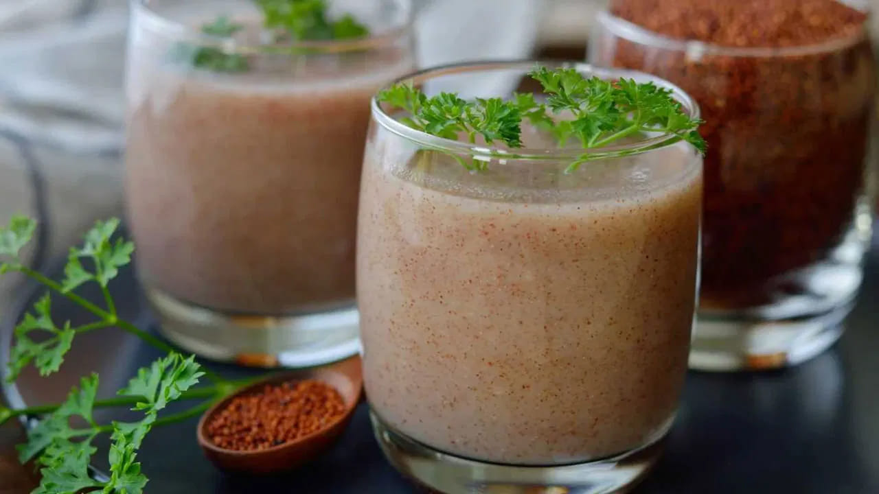 తయారీ విధానం : రాగి గంజి తయారీకి ముందు రోజు రాత్రి రాగి పిండిని నానబెట్టాలి. తర్వాత ఉదయం నానబెట్టిన పిండితో రాగి గంజి తయారు చేయాలి. దీని కోసం ముందుగా స్టవ్ ఆన్ చేసి , అందులో రెండు గ్లాస్‌ల నీరు పోసి, చిటికెడు సాల్ట్ వేసి మరగబెట్టాలి.