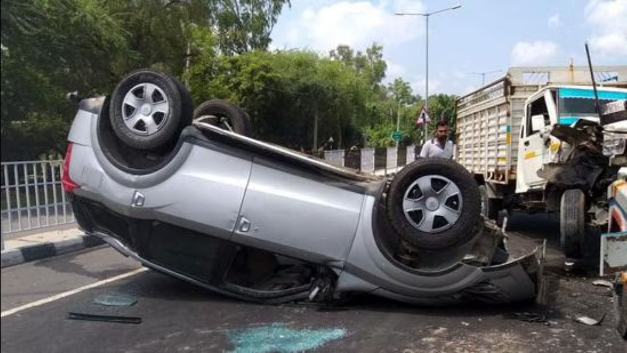 దేశంలో పెరుగున్న రోడ్డు ప్రమాదాల కారణంగా రోజుకు ఎంతో మంది ప్రయాణికులు ప్రాణాలు కోల్పోతున్నారు. ఇందులో చాలా వరకు సరైన సమయంలో వైద్యం అందకపోవడంతోనే ఎక్కువ మంది మరణిస్తున్నారు. ఈ మరణాల రేటును తగ్గించేందుకు కేంద్ర ప్రభుత్వం రహ వీర్ అనే సరికొత్త పథకాన్ని తీసుకొచ్చింది. ఈ పథకం కింద ప్రమాద బాధితులకు ప్రభుత్వం అండగా నిలువనుంది. 