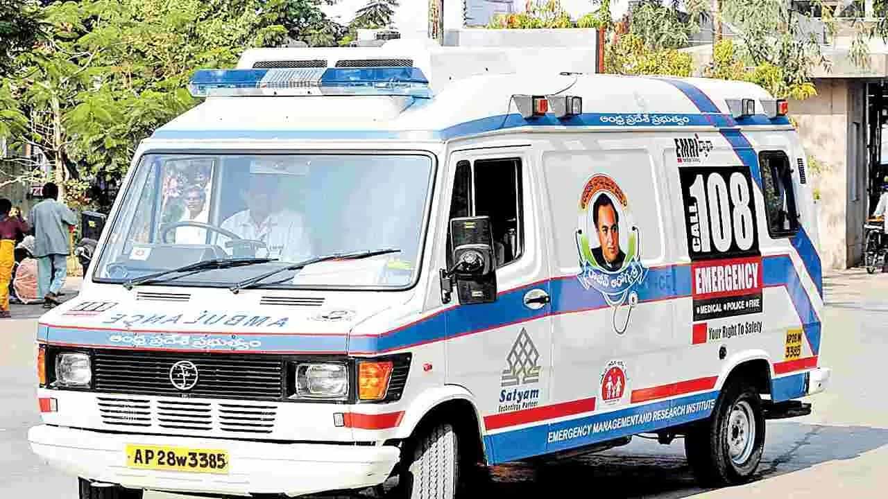రోడ్లపై ప్రమాదాన్ని గమనిస్తే భయపడకుండా ధైర్యంగా బాధితులను రక్షించి హాస్పిటల్కు తరలించే పౌరులను గౌరవిస్తామని తెలంగాణ రవాణా శాఖ స్పష్టం చేసింది. అంతేకాదు వారికి రవాణా శాఖ తరపున రూ.25 వేల నగదు బహుమతితో పాటు ప్రశంసా పత్రం కూడా అందించనున్నట్టు పేర్కొంది. రోడ్డు ప్రమాద బాధితులకు తక్షణ సహాయం అందించి, మరణాలను రేట్లను తగ్గించేందు పౌరులు ముందుకు రావాలని రవాణా శాఖ ఆదివారం ప్రకటించింది.