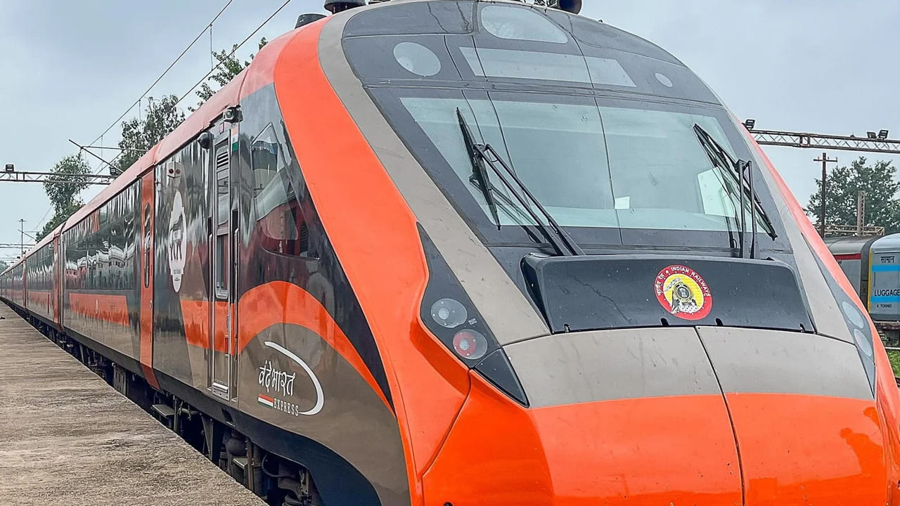 గూగుల్ ప్లే స్టోర్ నుంచి రైల్ వన్ యాప్ డౌన్‌లోడ్ చేసుకుని మొబైల్ నెంబర్‌తో లాగిన్ అయ్యి టికెట్లు సులువుగా బుక్ చేసుకోవచ్చు. యూటీఎస్ లాగిన్స్ లేదా ఐటీఆర్‌సీటీ రైల్ కనెక్ట్ లాగిన్స్‌ను ఉపయోగించి రైల్ వన్ యాప్‌లోకి లాగిన్ అవ్వొచ్చు. ప్రత్యేకంగా రైల్ వన్ యాప్ సేవల కోసం ప్రత్యేక అకౌంట్‌ను క్రియేట్ చేసుకోవాల్సిన అవసరం లేదు.
