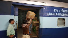 రైల్వేశాఖ అదిరిపోయే శుభవార్త.. ఇంటి నుంచే పార్శిల్ పంపించవచ్చు