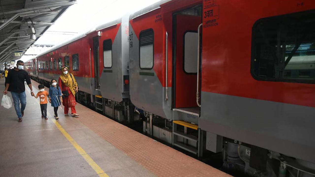  కొంతమంది ప్రయాణికులు, రద్దీని నివారించడానికి లేదా తొందరపడటానికి రైలు లగేజ్ కంపార్ట్‌మెంట్‌లోకి కూడా ఎక్కుతారు. అయితే ఇది పూర్తిగా తప్పు. రైల్వే నిబంధనల ప్రకారం నిషేధించారు. లగేజ్ కంపార్ట్‌మెంట్ ప్రయాణికులు కూర్చోవడానికి కాదు, లగేజీని నిల్వ చేయడానికి రూపొందించారు. అందువల్ల దానిలో కూర్చోవడం నిబంధనల ఉల్లంఘన మాత్రమే కాదు, మీ భద్రతకు కూడా తీవ్రమైన ప్రమాదం. అందుకే లగేజ్ కంపార్ట్‌మెంట్‌లో ప్రయాణించడానికి జరిమానా ఎంత ఉందో తెలుసుకుందాం. 