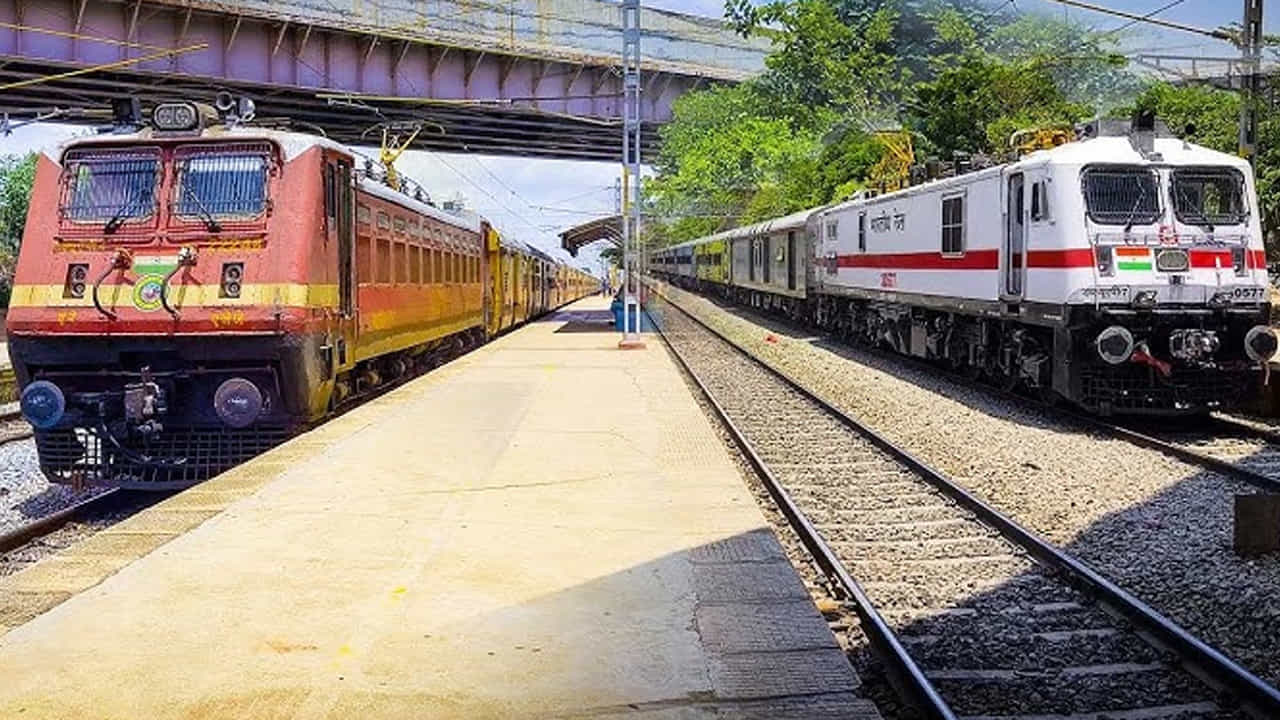 Indian Railways Luggage Rules: భారతీయ రైల్వేలలో ప్రతిరోజూ లక్షలాది మంది ప్రయాణిస్తారు. సుదూర రైళ్లలో ప్రయాణీకుల కోసం వివిధ రకాల కోచ్లు ఉంటాయి. అవి AC కోచ్లు, స్లీపర్ కోచ్లు, జనరల్ కోచ్లు. ఈ కోచ్లలో సీటింగ్ ప్రత్యేక టిక్కెట్ ధరలకు లోబడి ఉంటుంది. అలాగే ప్రతి కోచ్కు దాని స్వంత సామర్థ్యం ఉంటుంది. అయితే, జనరల్ కోచ్లు చాలా రద్దీగా ఉండటం వల్ల ప్రయాణికులు నిలబడి ప్రయాణించాల్సి వస్తుంది.